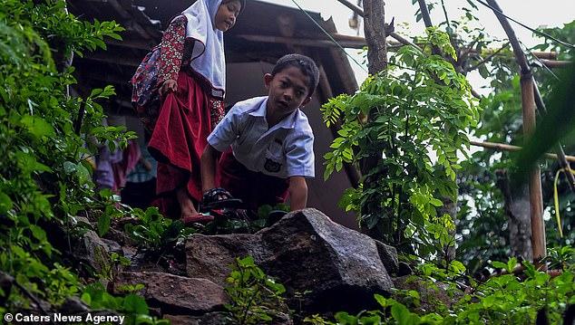 Copilașul ăsta se TÂRĂȘTE 4 kilometri, zilnic, ca să ajungă la școală și nu se plânge! Noi ce motive avem să fim nemulțumiți? VIDEO