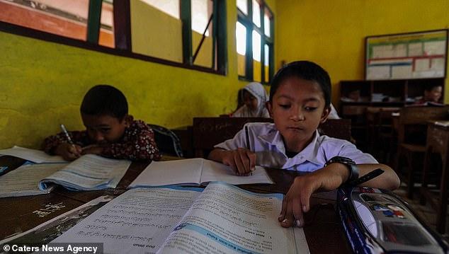 Copilașul ăsta se TÂRĂȘTE 4 kilometri, zilnic, ca să ajungă la școală și nu se plânge! Noi ce motive avem să fim nemulțumiți? VIDEO