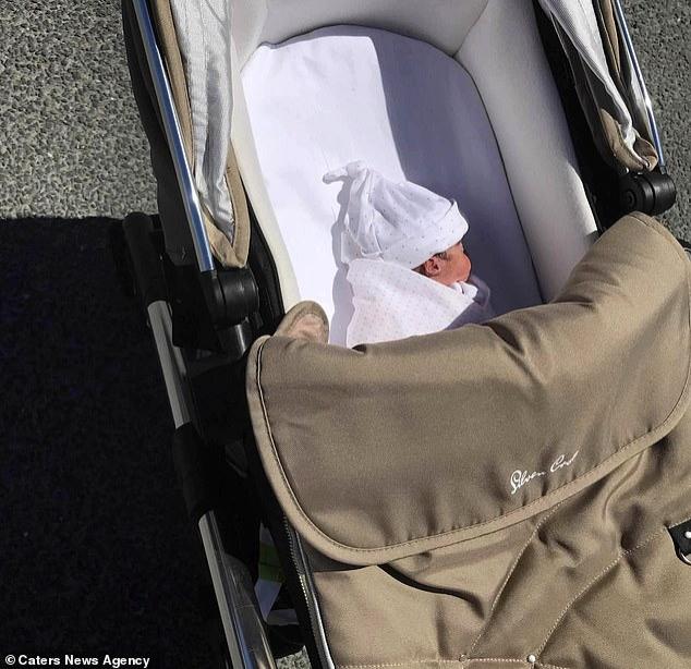 Durerea a distrus-o! O mamă a trăit 2 saptămâni cu bebelușul pe care l-a născut mort. „Acele două săptămâni petrecute cu ea au fost minunate”