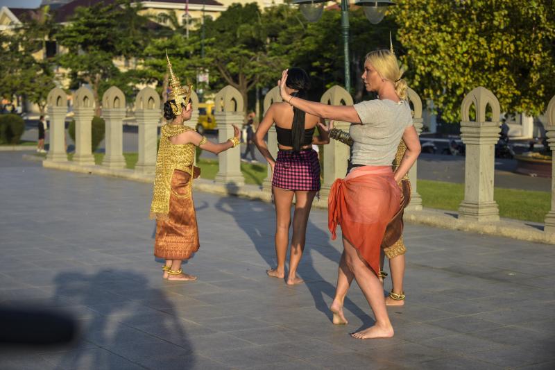 Concurenții au luat lecții de dans cambodgian! După ce a bombănit, Vârciu a fost ales cel mai bun dansator: "Când te trezești la 4:30 dimineața, numai de asta nu-ți arde!"