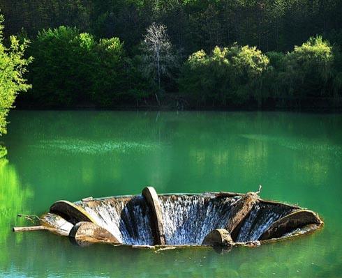 Imagini spectaculoase cu paradisul de smarald! A înghețat lacul cu pâlnie, unic în România
