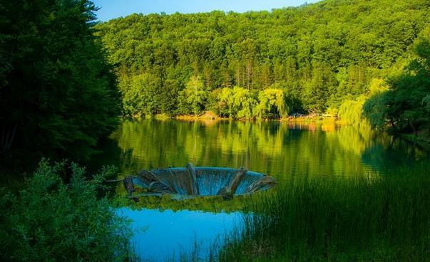 Imagini spectaculoase cu paradisul de smarald! A înghețat lacul cu pâlnie, unic în România