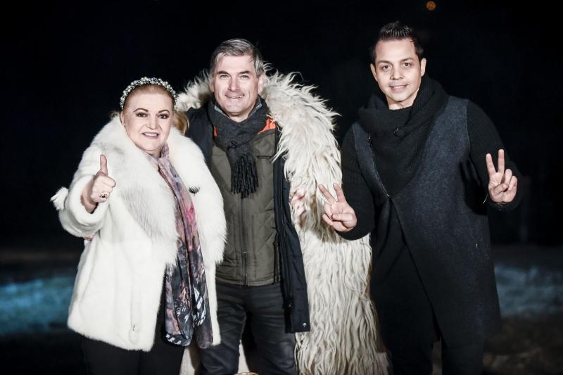 Maria Cârneci și Jean de la Craiova bat cu piciorul satele din Oltenia, în căutare de fete frumoase și talente, la “Ie, Românie”