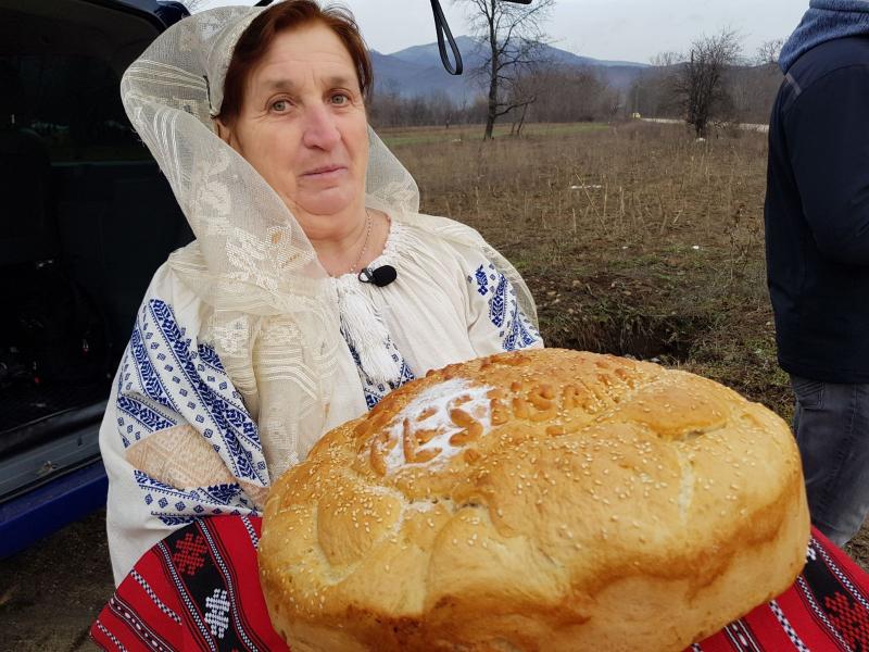 Maria Cârneci și Jean de la Craiova bat cu piciorul satele din Oltenia, în căutare de fete frumoase și talente, la “Ie, Românie”