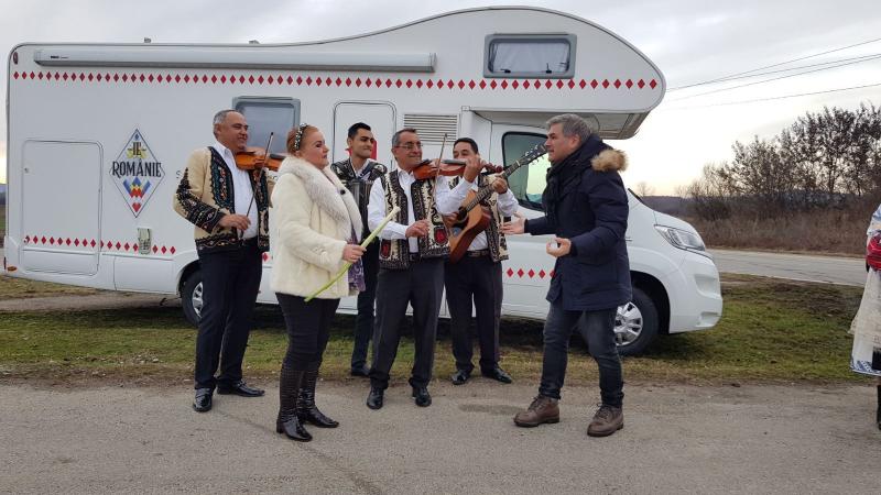 Maria Cârneci și Jean de la Craiova bat cu piciorul satele din Oltenia, în căutare de fete frumoase și talente, la “Ie, Românie”
