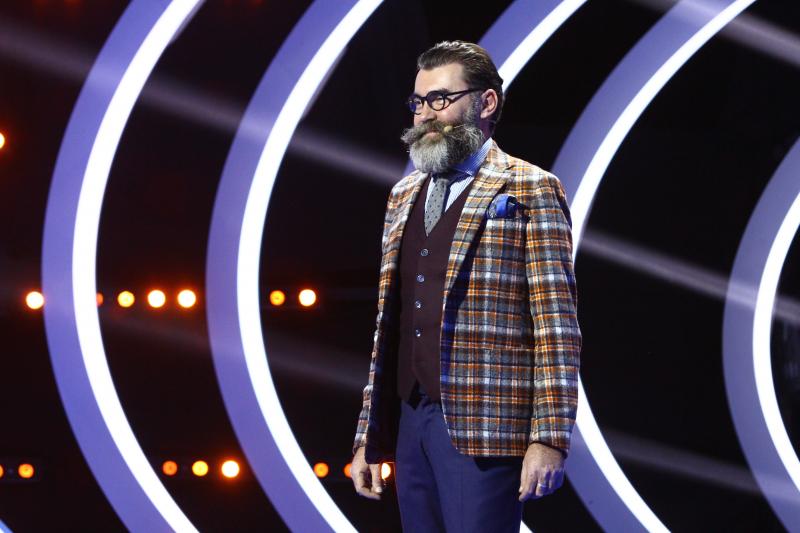 Nouă ani greșiți și 13.500 de lei pierduți dintr-un foc! "Tânărul" cu barbă și ochelari i-a indus în eroare pe concurenții "Guess my age". Tu i-ai fi ghicit vârsta?