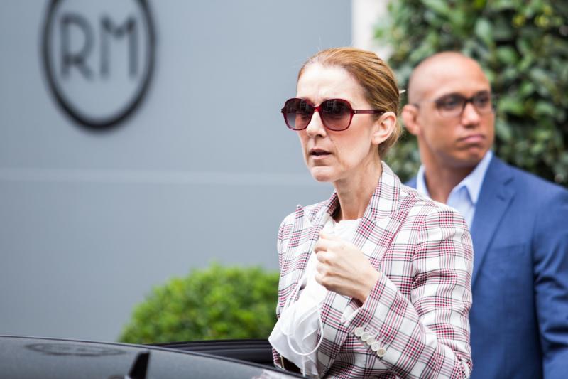 Noi probleme de sănătate pentru Celine Dion! Cântăreaţa a fost nevoită să îşi anuleze concertele programate. Fanii, extrem de îngrijoraţi!