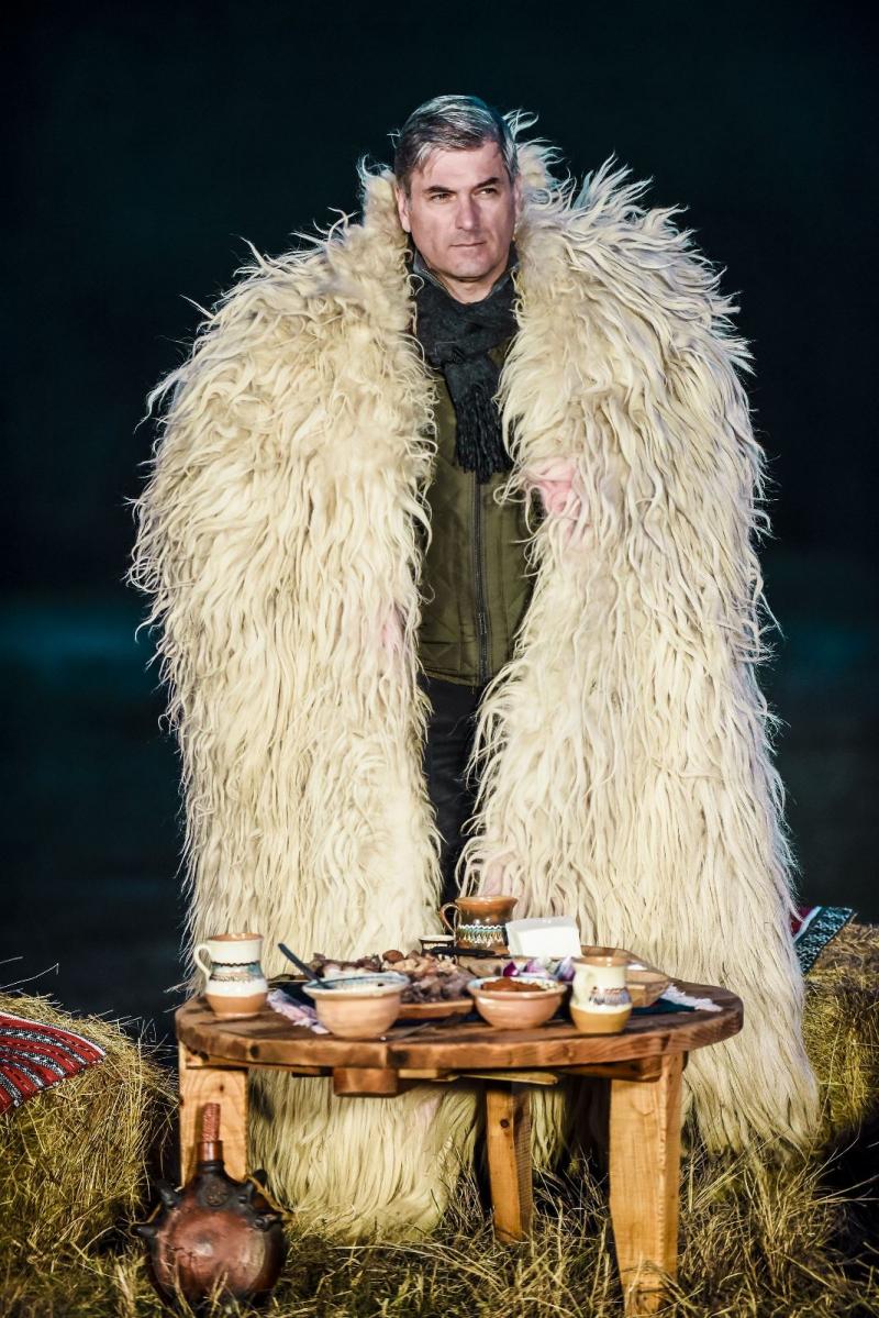 În Oltenia, la filmările pentru "Ie, Românie": Mircea Radu și Nicolai Tand au mâncat pentru prima dată sarmale cu piftie