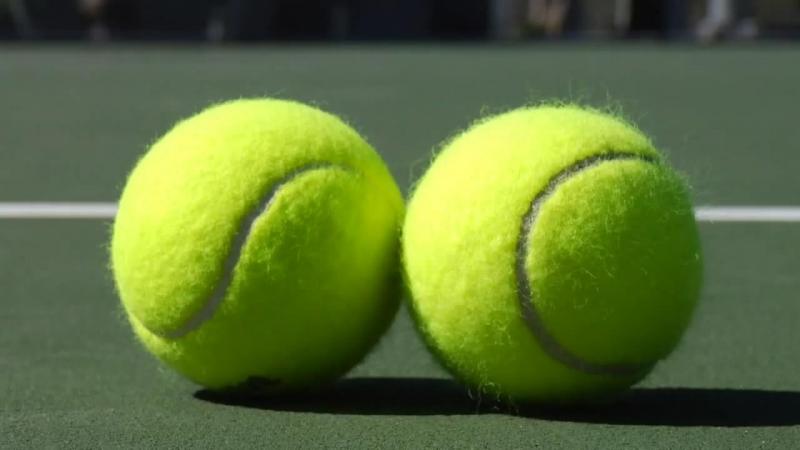 Internetul a luat foc! Ce culoare are cu adevărat o minge de tenis? Galben sau verde deschis?