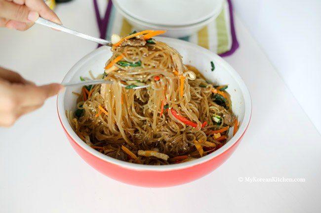 Rețetă de tăiței chinezești cu legume și pui crocant! Uită de mersul la restaurant și hai să pregătim o mâncare delicioasă!