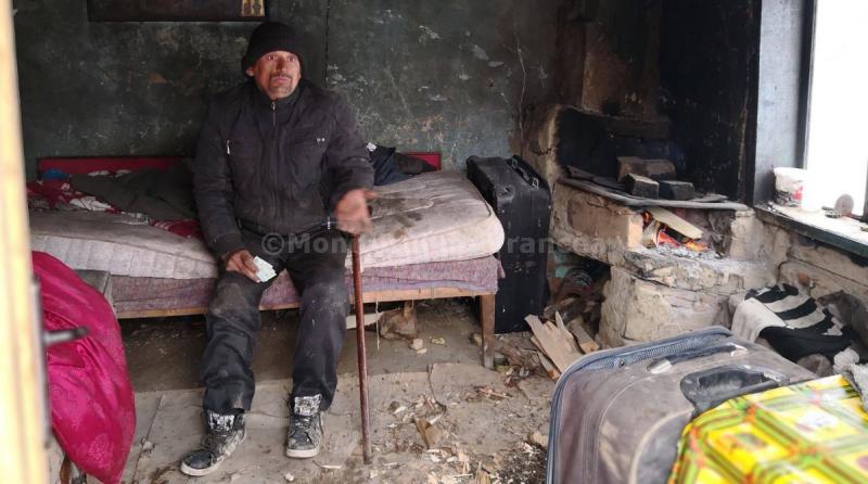 "Casa asta, cum o vedeţi, e tot ce am. Și niște picioare bolnave"! El e Iulian, bărbatul care primește o pâine pe zi, de la magazinul din sat