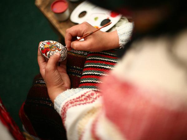 Tradiții de Paște cu iz de copilărie. Masa plină de flori din mijlocul bisericii, prohodul și ouăle încondeiate, obiceiuri care ne-au bucurat vacanțele de primăvară