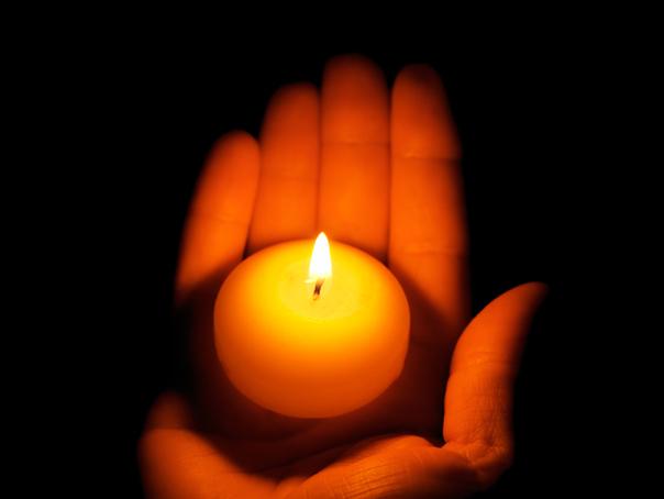 Tradiții de Paște cu iz de copilărie. Masa plină de flori din mijlocul bisericii, prohodul și ouăle încondeiate, obiceiuri care ne-au bucurat vacanțele de primăvară