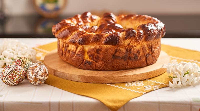 Gospodinele prepară mâncarea de Paşte după reţete din străbuni. Preparatele tradiţionale, deliciul turiştilor străini. Cighir, ciorbă rădăuţeană şi păstrăv în sos de smântână