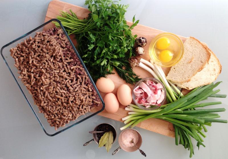 Gospodinele prepară mâncarea de Paşte după reţete din străbuni. Preparatele tradiţionale, deliciul turiştilor străini. Cighir, ciorbă rădăuţeană şi păstrăv în sos de smântână