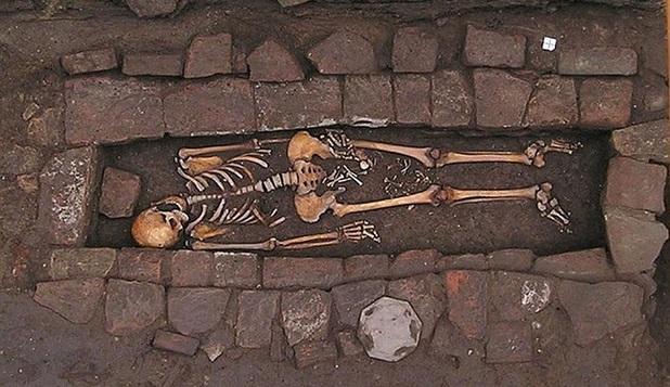 Caz șocant în Italia! Un grup de arheologi au descoperit mormântul unei femei care a născut după moarte: "Între oasele dintre picioarele scheletului se aflau cele ale unui copil"