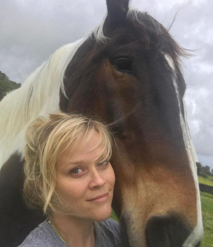 Nu se sfiesc să-și arate frumusețea naturală! Cum arată celebritățile fără pic de machiaj