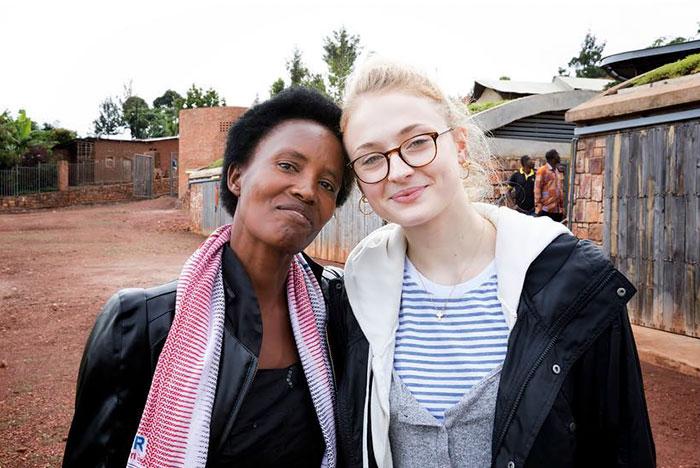 Nu se sfiesc să-și arate frumusețea naturală! Cum arată celebritățile fără pic de machiaj