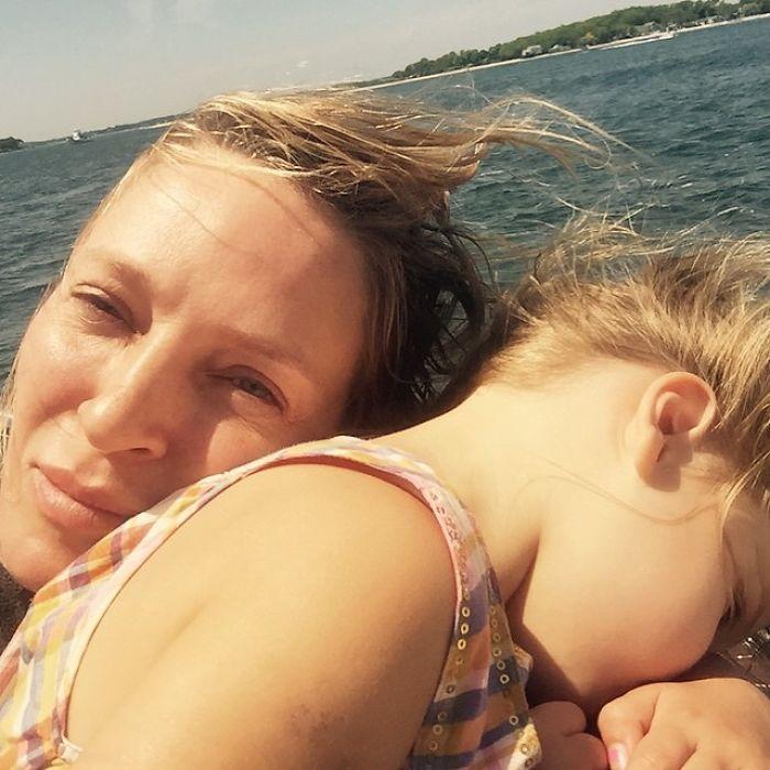 Nu se sfiesc să-și arate frumusețea naturală! Cum arată celebritățile fără pic de machiaj