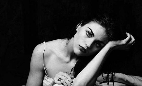 Avea doar doi ani când tată ei s-a sinucis. Cum arată, astăzi, fiica lui Kurt Cobain, solistul trupei Nirvana