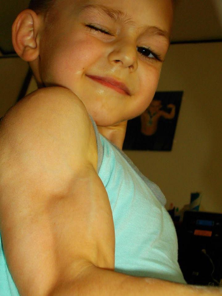 „Micul Hercule”, Giuliano Stroe, trăieşte o adevărată dramă! Cel mai puternic copil din lume ar putea fi obligat să renunțe la școală! Internauții, revoltați: „Nu îl puteți lăsa analfabet și cu mușchi!”