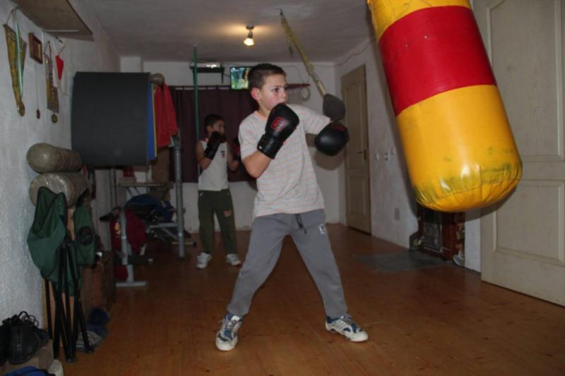 „Micul Hercule”, Giuliano Stroe, trăieşte o adevărată dramă! Cel mai puternic copil din lume ar putea fi obligat să renunțe la școală! Internauții, revoltați: „Nu îl puteți lăsa analfabet și cu mușchi!”