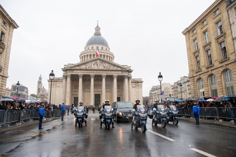 Imagini emoționante, până și președintele Macron a plâns! Franța și-a omogiat EROUL! Locotenentul Arnaud Beltrame, cel care  şi-a dat viaţa pentru a salva viaţa unui ostatic, comemorat de milioane de oameni