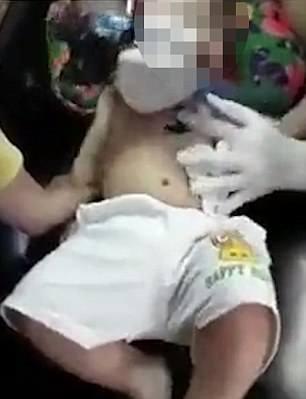 Imagini șocante cu un bebeluș! A fost filmat în timp ce i se făcea un tatuaj. ,,Asta e o cruzime!”