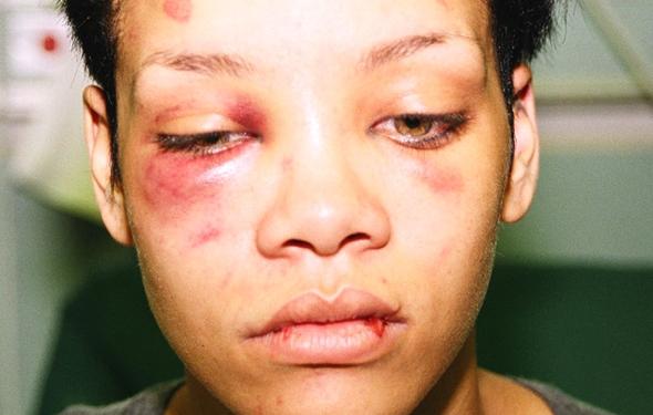 A bătut-o pe Rihanna, dar nu s-a lecuit! Cântărețul o ține din scandal în scandal. Chris Brown, fotografiat în timp ce strângea o femeie de gât