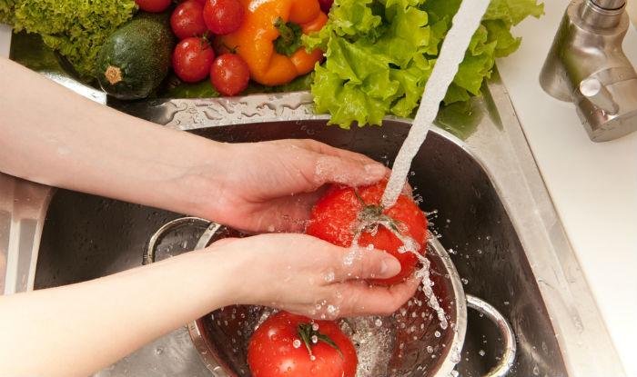 Elimină pesticidele din fructe și legume cu un truc simplu! Spălatul cu apă nu e suficient!