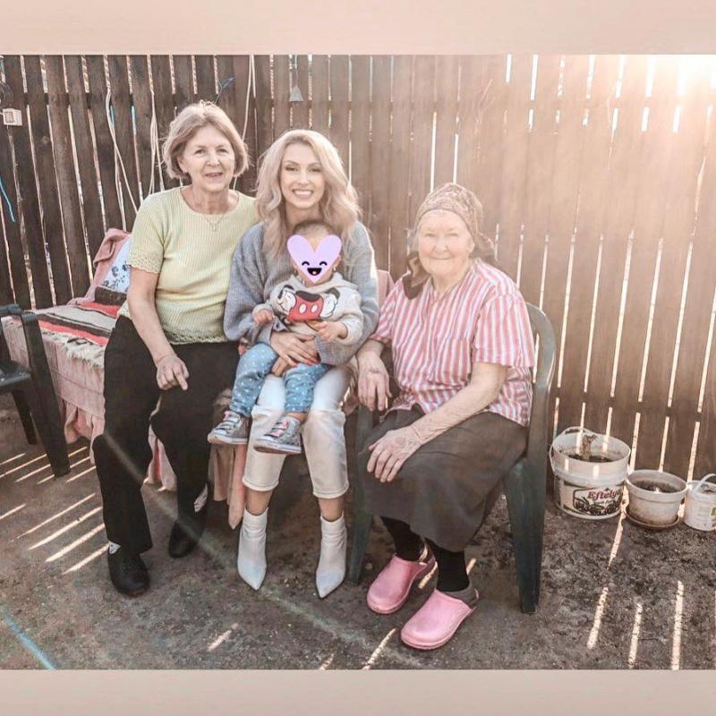 Andreea Bălan și-a impresionat fanii cu o fotografie de colecție! Artista apare alături de bunica, mama și fiica ei: „Cele mai frumoase!”
