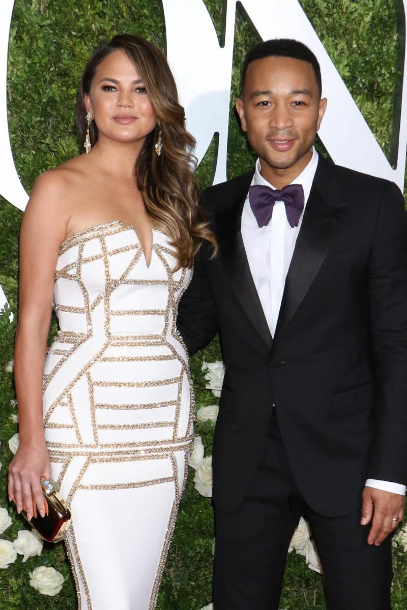 Chrissy Teigen, soția lui John Legend, apariție spectaculoasă, &icirc;n al treilea trimestru de sarcină! Toți ochii au fost pe decolteul ei