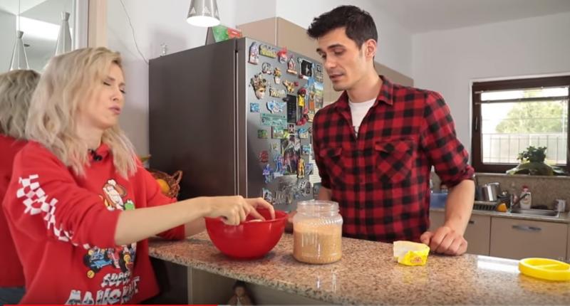 Andreea Bălan a învățat să gătească cozonaci de la soțul ei! Artista a făcut anunțul pe internet: ”Mi-am luat inima în dinți, iar anul acesta de Paște am intrat în bucătărie!”