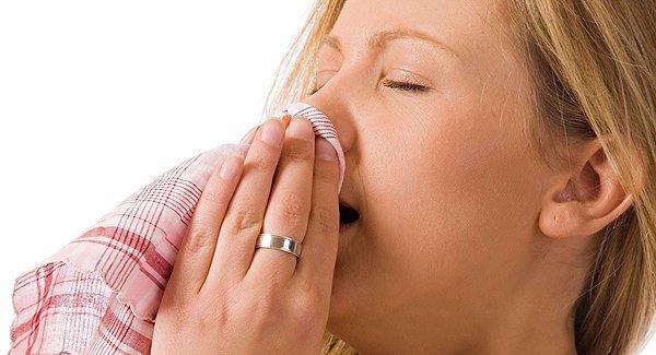 Ce se întâmplă în corpul tău dacă eviți să strănuți! Un bărbat a ajuns în stare gravă la spital!