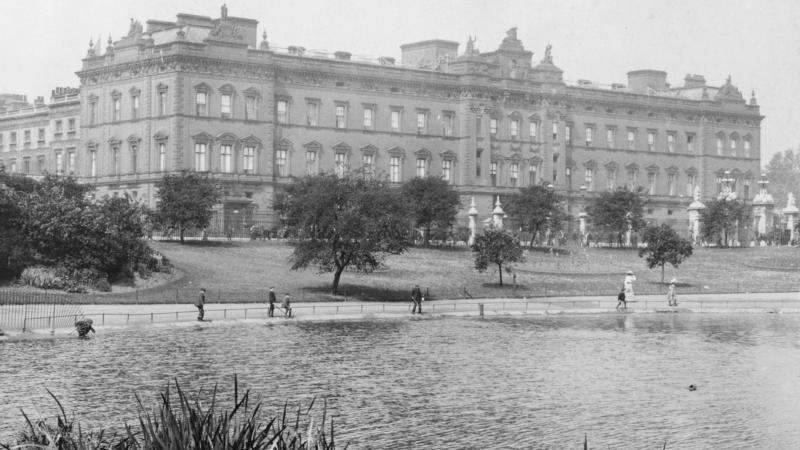 Era ”fiert” pe budigăii celei mai tari regine din toate timpurile, străbunica Regelui Mihai I. I-a furat de patru ori. A murit matol, căzând în cap, de pe un pod