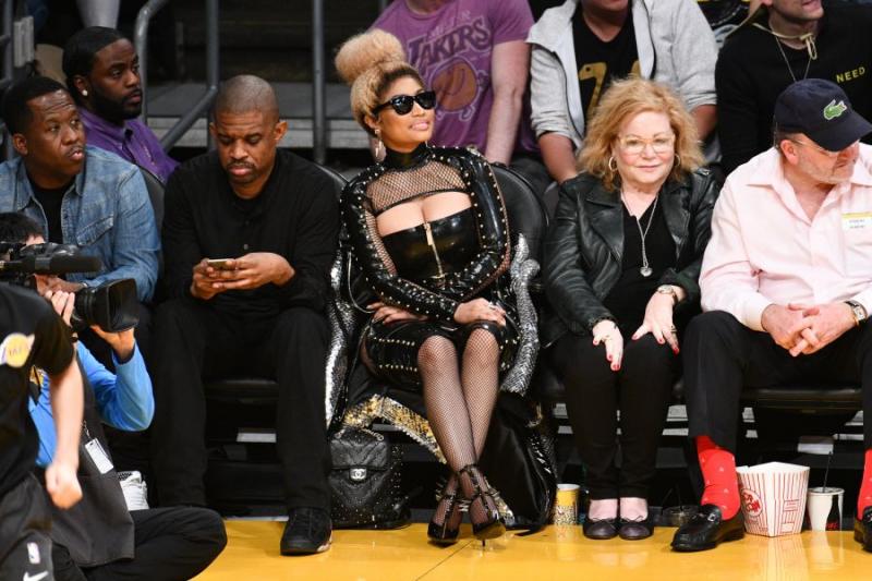 Nicki Minaj a apărut la un meci de baschet într-o ținută...interzisă minorilor! Vedeta a lăsat multe la vedere!
