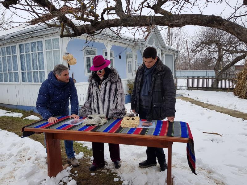 Ozana Barabancea și Gelu Voicu străbat satele Moldovei,  în căutare de fete frumoase și talente, la “Ie, Românie”