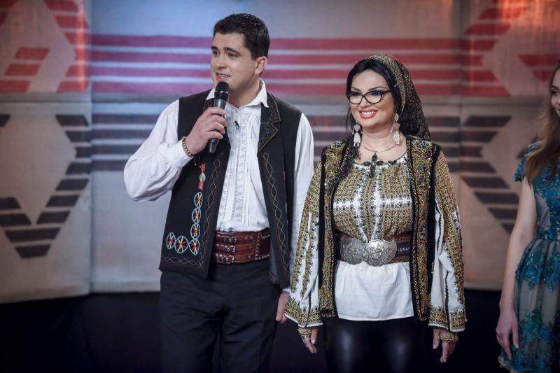 Ozana Barabancea și Gelu Voicu străbat satele Moldovei,  în căutare de fete frumoase și talente, la “Ie, Românie”