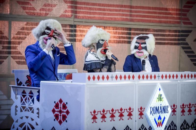 Ozana Barabancea și Gelu Voicu străbat satele Moldovei,  în căutare de fete frumoase și talente, la “Ie, Românie”