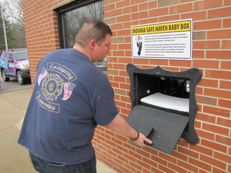 Ei nu au orfelinate! În SUA, mamele își abandonează bebelușii în locuri special amenajate. Pompierii, alertați când un copil este lăsat în cutie