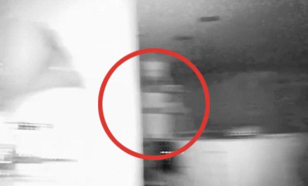 Un bărbat a lăsat camera de supraveghere pornită în sufragerie! A doua zi a avut un șoc! (VIDEO)