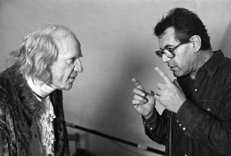 Milos Forman, regizorul capodoperei "Zbor deasupra unui cuib de cuci", legenda cinematografiei mondiale. Și-a pierdut mama la  Auschwitz și, la 16 ani, a aflat că este fiul unui supraviețuitor al Holocaustului