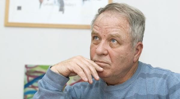 Mihai Stănescu, caricaturistul interzis de Ceauşescu, s-a stins. A sfidat regimul, de dragul artei: "Mă comportam ca un om liber (...) Poliţia a venit la mine acasă, au intrat în lipsa mea"