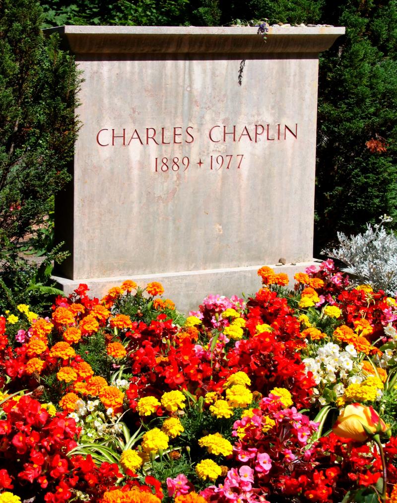 I-au furat cadavrul lui Charlie Chaplin. L-au dus pe un câmp. Porumbul a crescut peste. ”Băăi, unde e mortul?”