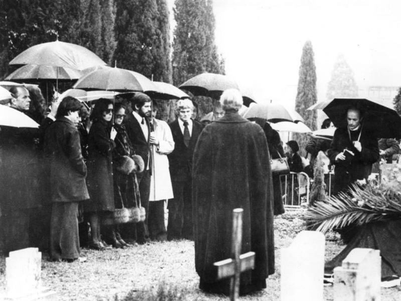 I-au furat cadavrul lui Charlie Chaplin. L-au dus pe un câmp. Porumbul a crescut peste. ”Băăi, unde e mortul?”
