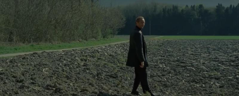 I-au furat cadavrul lui Charlie Chaplin. L-au dus pe un câmp. Porumbul a crescut peste. ”Băăi, unde e mortul?”