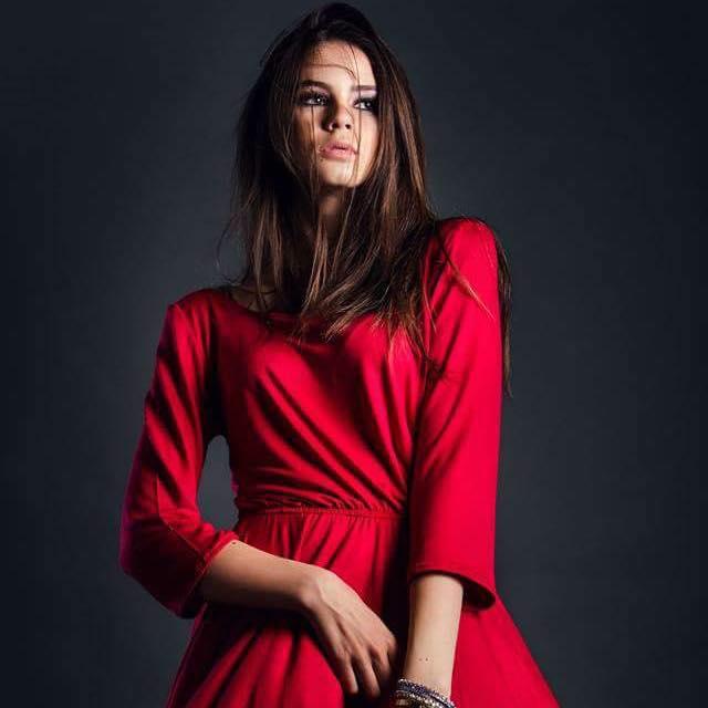 Gestul impresionant făcut pe patul de spital de Ionela Prodan pentru nepoatele ei. Sarah și Rebecca au moștenit frumusețea artistei și sunt copia ei din tinerețe! FOTO