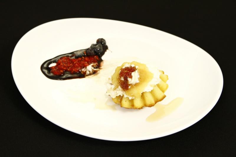 Denisa Voicu și-a schimbat părul, dar nu și năravul! Crede că Chef Scărlătescu are „o privire năucitoare” și vrea să-l facă gelos cu savarine