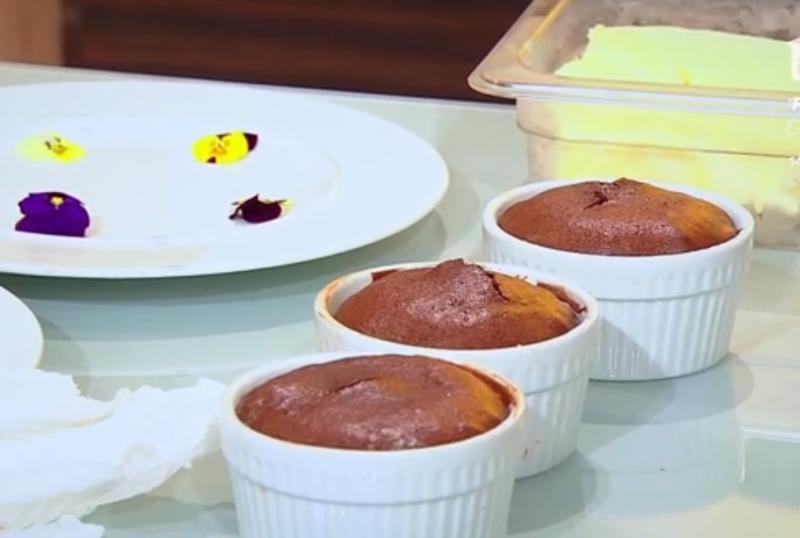 Souflee de ciocolată. Un desert delicios, cu multă ciocolată, pentru orice pofticios!