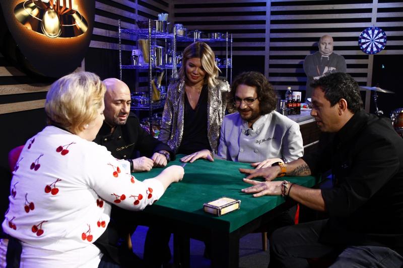 Scărlătescu a primit inelul, o concurentă a ghicit în cărți de tarot și un puști de zece ani a făcut show, totul la „Chefi la cuțite”
